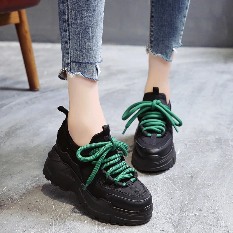 Весенние корейские женские кроссовки, Черная Женская обувь на толстой подошве, визуально увеличивающие рост, кожаные кроссовки на массивной платформе со шнуровкой