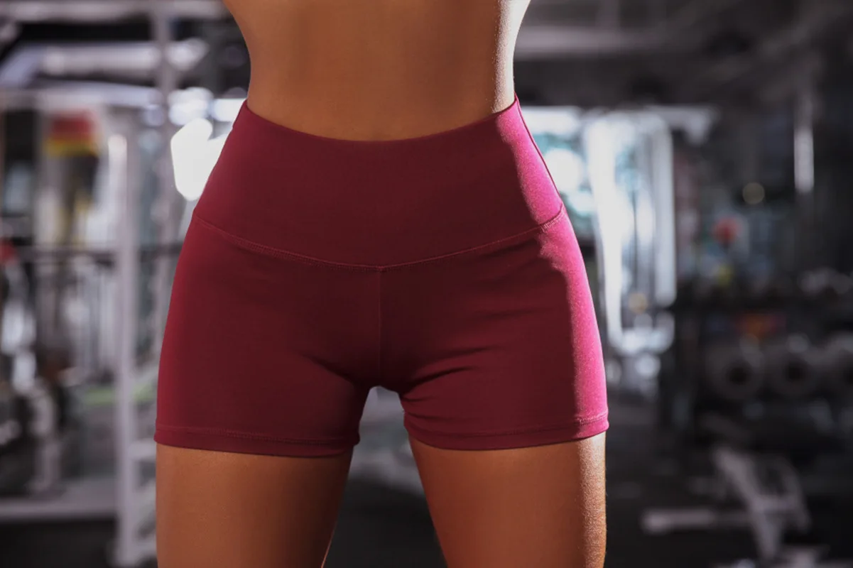 спортивные обтягивающие шорты. шорты обтягивающие адидас. спортивные шорты женские. джим-шортс шорты женские. девушки в обтянутых спортивных шортах.