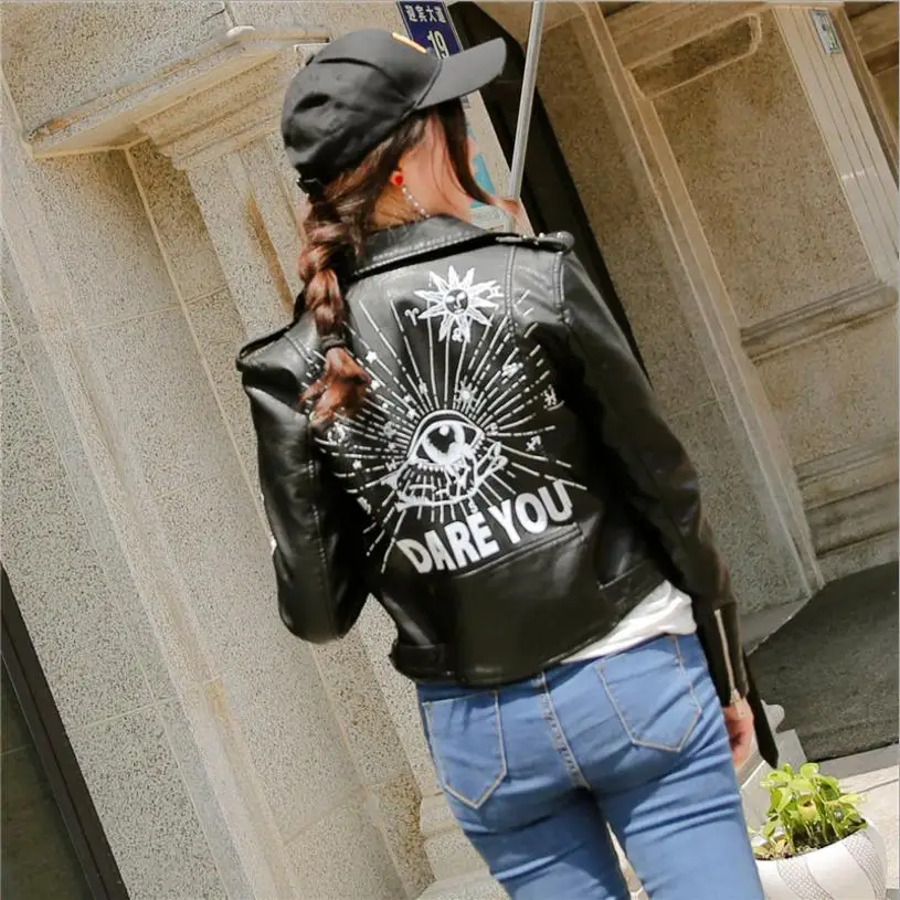 Весенняя новинка, женская кожаная куртка в байкерском стиле с заклепками и буквами, короткая модная куртка в стиле хип-хоп, уличный стиль, женская кожаная куртка L144