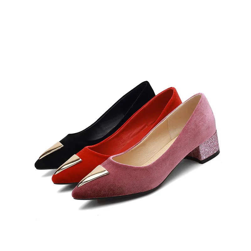 Пикантные туфли-лодочки из флока с острым носком в европейском уличном стиле модная женская обувь на низком каблуке без шнуровки с металлическими вставками черного, красного и фиолетового цвета Большие размеры