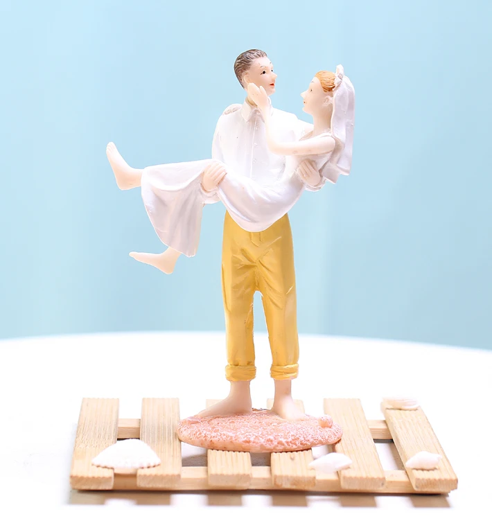 

Romantic Wedding Couple Figurine Groom Hug Bride Wedding Resin Cake Toppers
