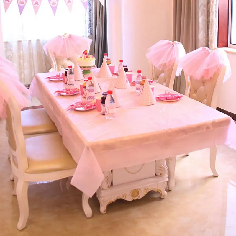 Скатерть розового цвета. Скатерть на свадебный стол. Розовая скатерть. Стол со скатертью розового цвета. Сервировка стола в розовых тонах.