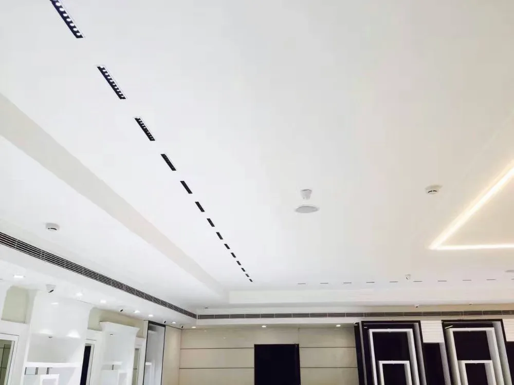Linear recessed spotlights