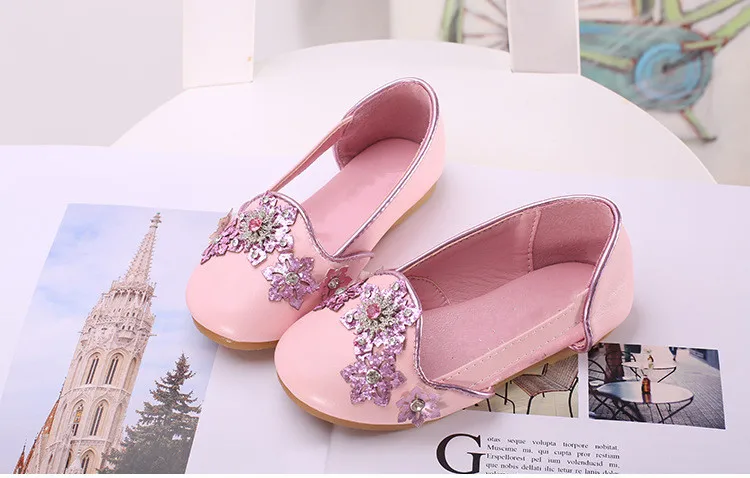 Новая детская кожаная обувь для маленьких принцесс розового и синего цвета со стразами и цветами, обувь для девочек, танцевальная обувь для маленьких детей 02A