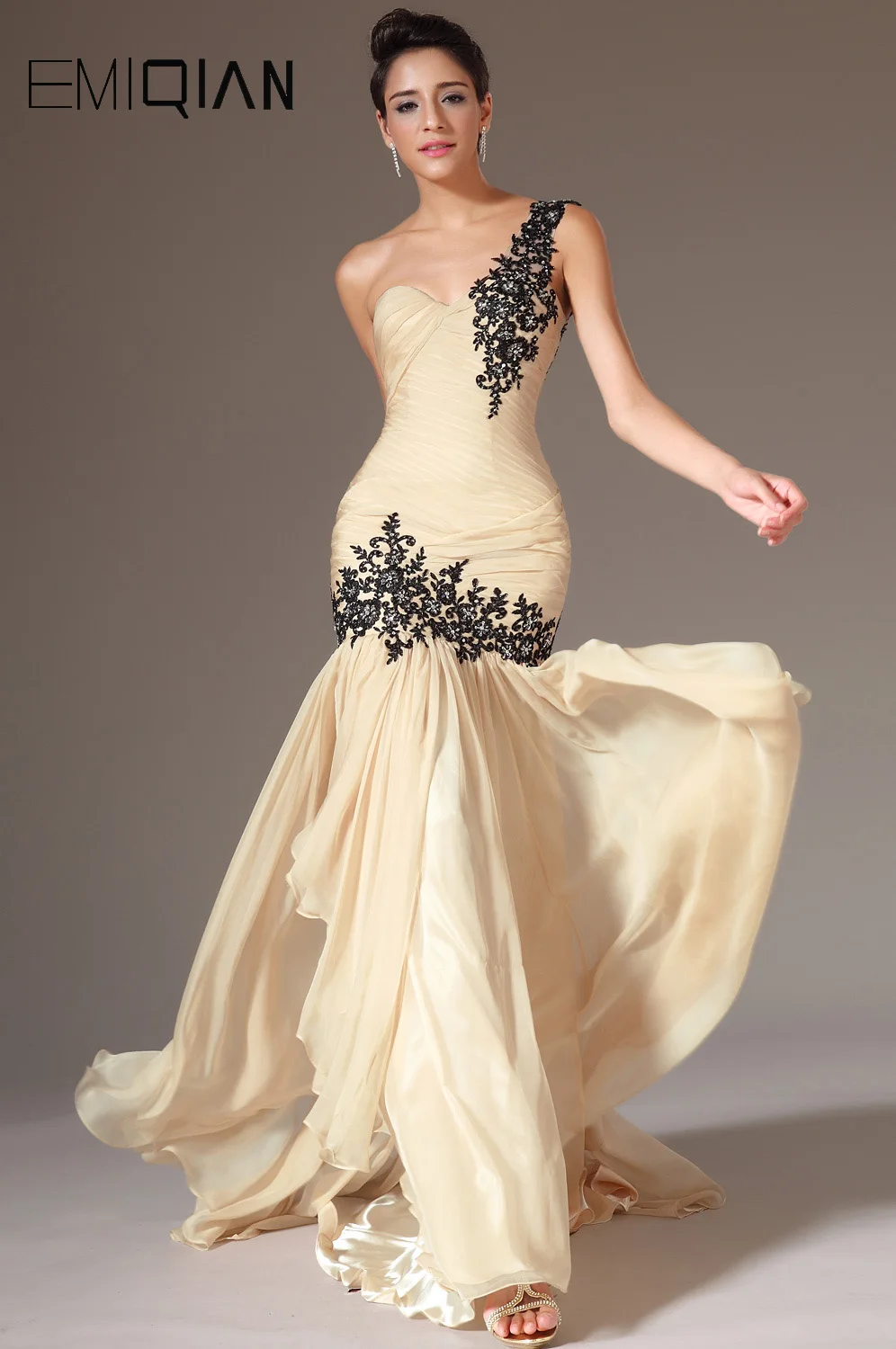 

Модное вечернее платье на одно плечо со шлейфом