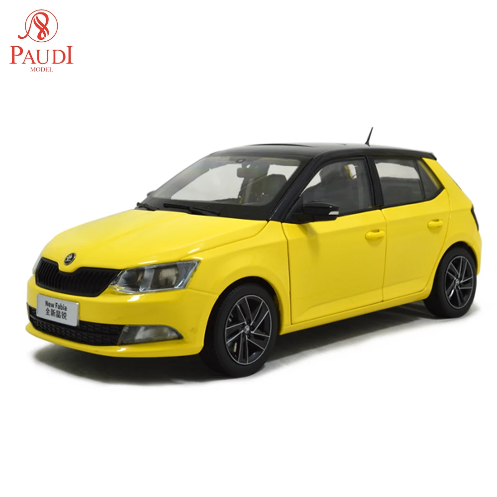 Модель Paudi 1/18 1:18 Масштаб Skoda Fabia желтый литой модельный автомобиль игрушка, модель автомобиля двери открытые