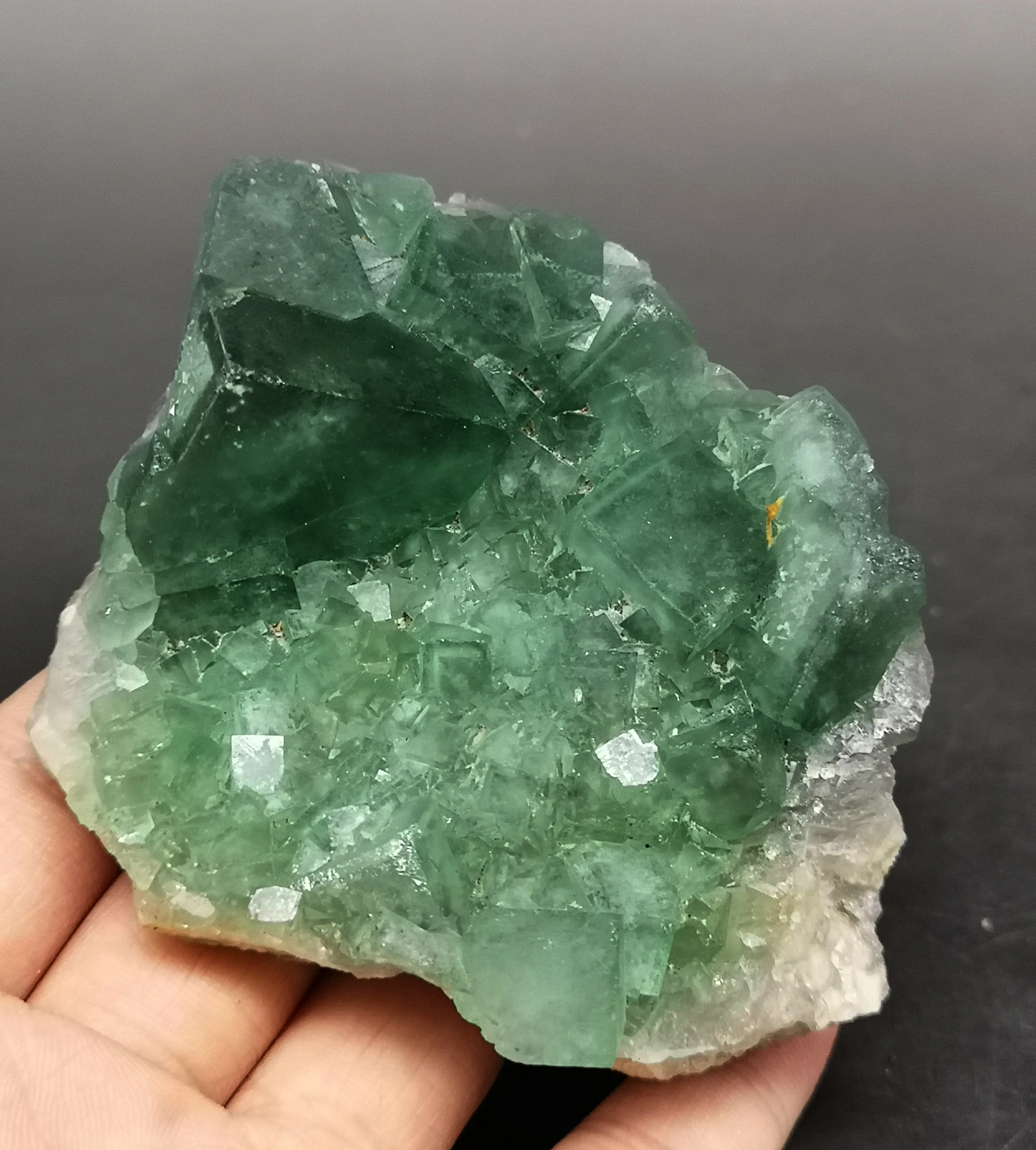 

330g Natural Large crystal green fluorite cluster mineral crystal specimens Stones and crystals Healing crystal