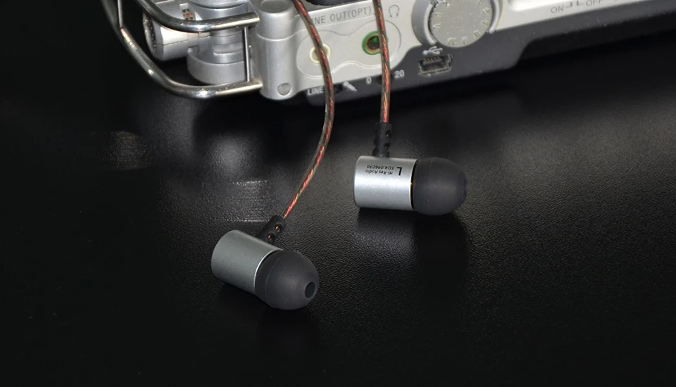 KZ_ED4_In_Ear_Earphones_Metal_Heavy_Bass_Standard_Noise_Isolating_Reflective_Line_3.5mm_Stereo_HIFI_Headphone_with_Mic_Earbud (16)