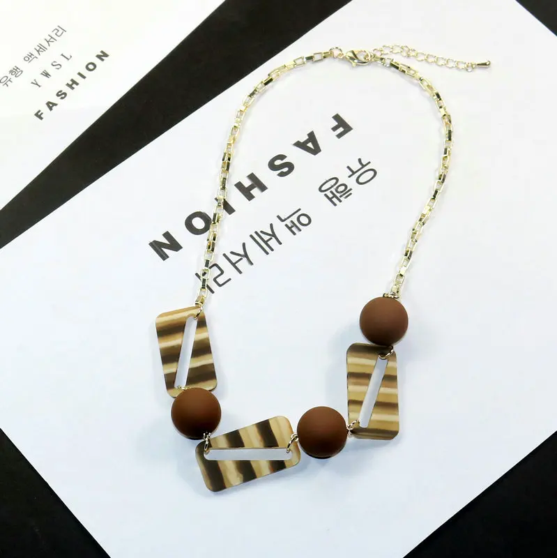 

Fashion New Woman Necklaces Geometric Resin Coffee Color Pendant Short Metal Chain Sweater Necklace Fashion Accessories
