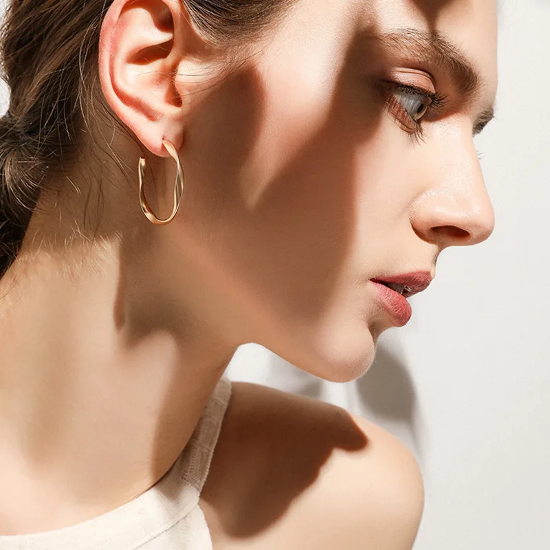 

Simple Twisted C Shaped Stud Earrings for Women Gold Color Metal Small Earrings Fresh Charm Earrings Party Jewelry Gifts