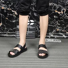 Пляжные мужские тапочки; Летняя обувь; сандалии-гладиаторы; мужские повседневные туфли с заклепками и пряжкой на ремешке; мужские вьетнамки