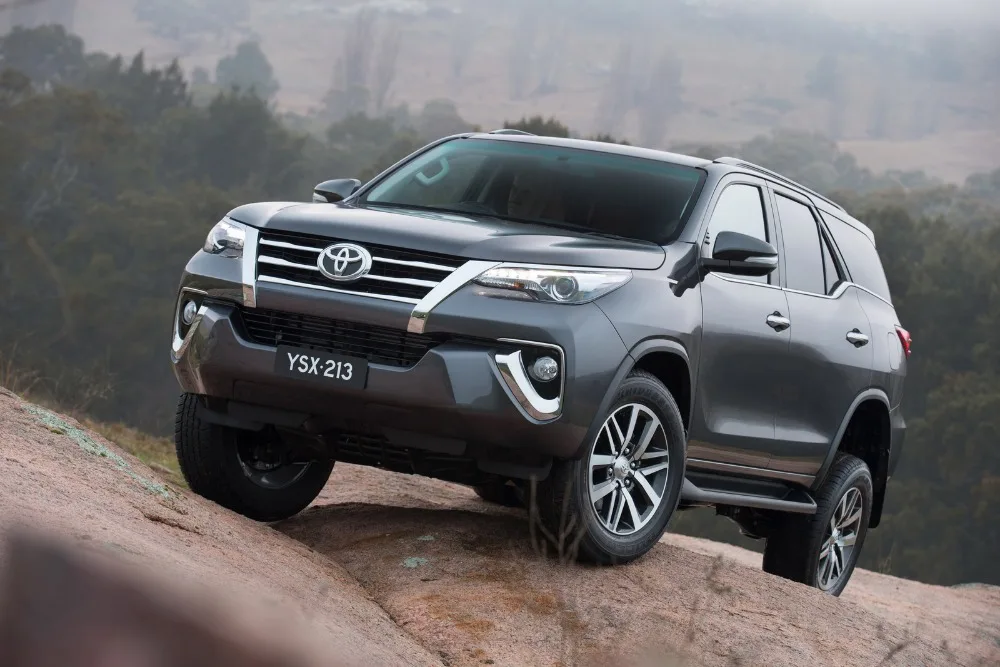 2016-Toyota-Fortuner-1