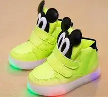 Crianças Calçados Casuais Com Luz LED Lighted Esporte Meninos Meninas Sneakers 2017 Outono Inverno Dos Desenhos Animados Sapatos Botas de Moda Luminosa
