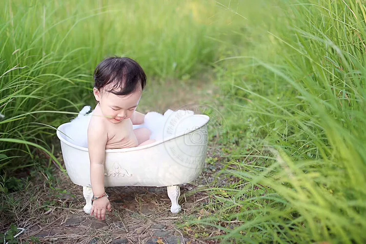 newborn photo shoto bathtub