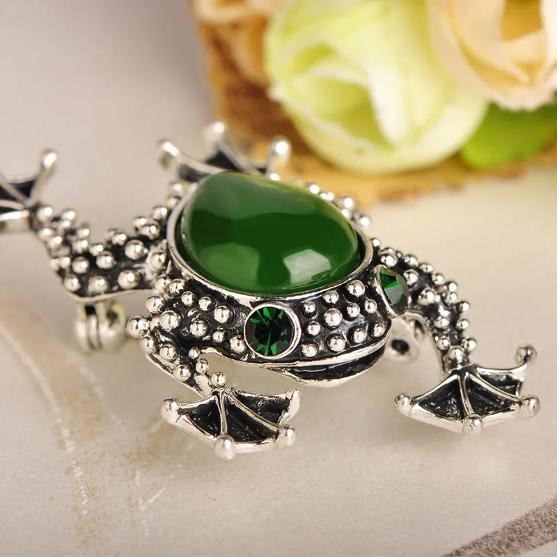 Blucome Vintage Green Frog Brooch For Women Kids Men Suit Hats Accessories Scarf Buckles Antique Silver Color Clips Jewelry Pins