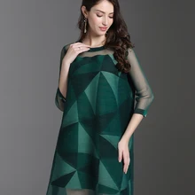 Длинная футболка свободного кроя с геометрическим принтом и круглым вырезом, с рукавами три четверти