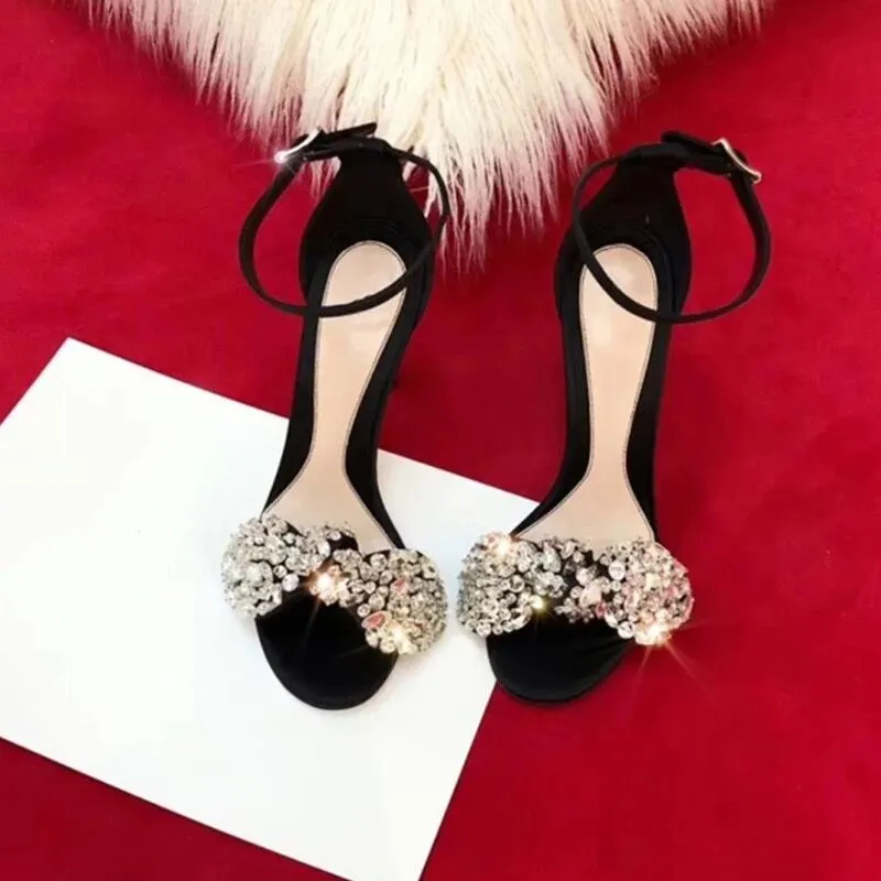 Шикарные побрякушки; замшевые свадебные туфли с кристаллами; женские черные босоножки на тонком высоком каблуке со стразами и ремешками; модельные туфли для вечеринок