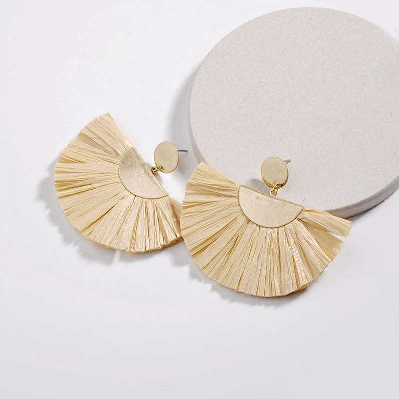 

2018 Trendy Popular Raffia Grass Tassel Fringed Fan Shape Statement Earrings for Women