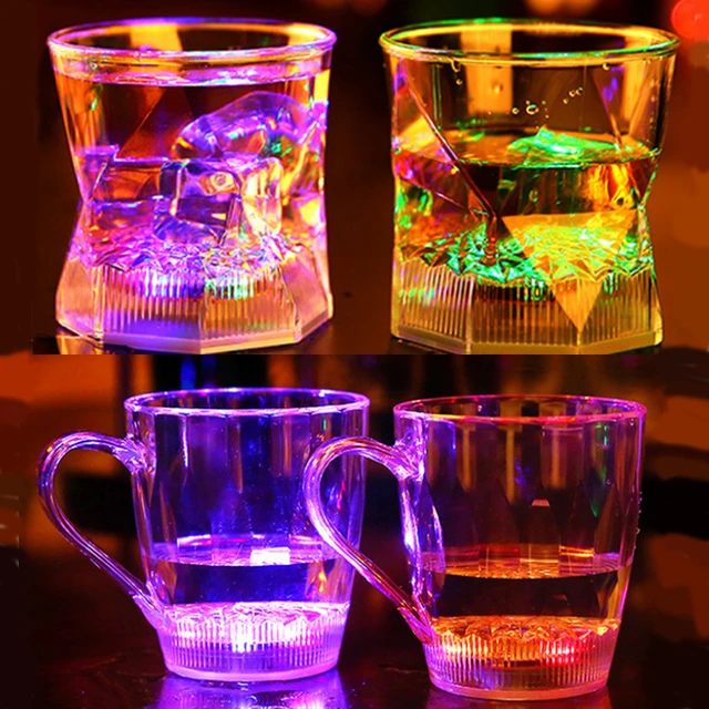 2 Blinkende Wasser Aktiviert LED Glas Leuchtende Flüssigkeit Becher Party  Tasse