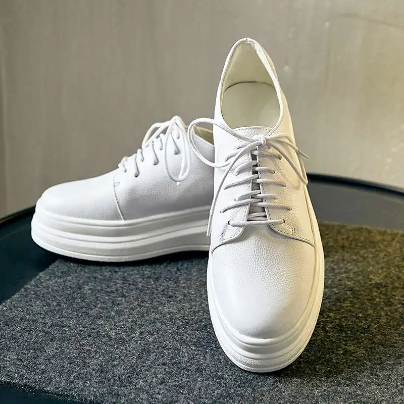 Lenkisen/лаконичные стильные кроссовки с круглым носком на толстой высокой платформе со шнуровкой; Вулканизированная обувь из натуральной кожи для молодых девушек; L89 - Цвет: Белый