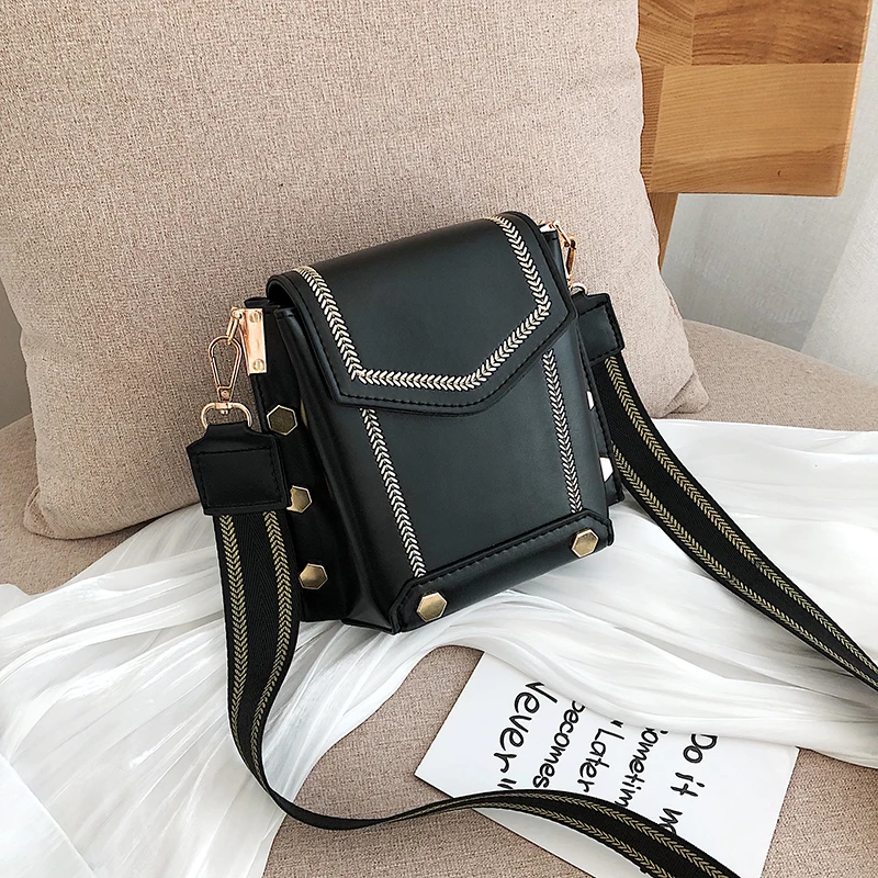 

2019 Women Bags Designer Crossbody Bags for Women Luxury Handbags Messenger Bags Shoulder Bags Rivet Fashion Women Solid Flap