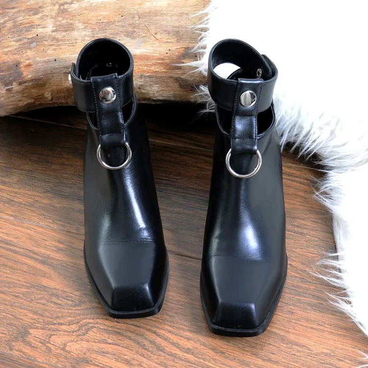 Сезон осень-зима; модная черная кожаная обувь с квадратным носком и пряжкой на ремешке; модель года; женские ковбойские ботильоны на резиновом каблуке в стиле панк