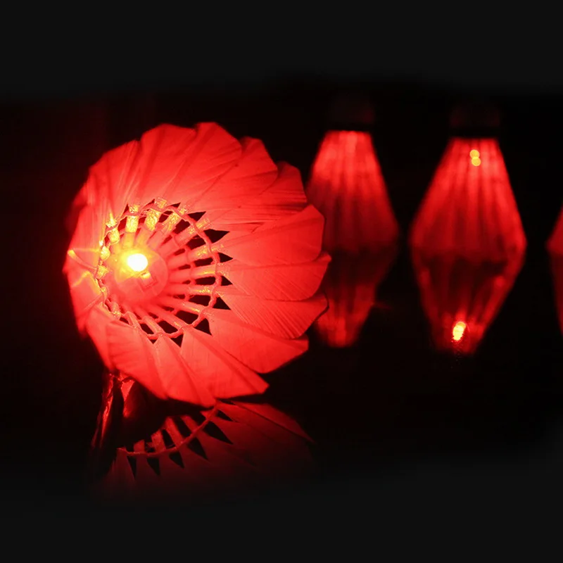 4 unids piezas LED bádminton Shuttlecock bola pluma resplandor en la noche entretenimiento al aire libre deporte iluminación bolas accesorios coloridos 4 unids piezas LED bádminton Shuttlecock bola pluma resplandor en la noche entretenimiento al aire libre deporte iluminación bolas accesorios coloridos