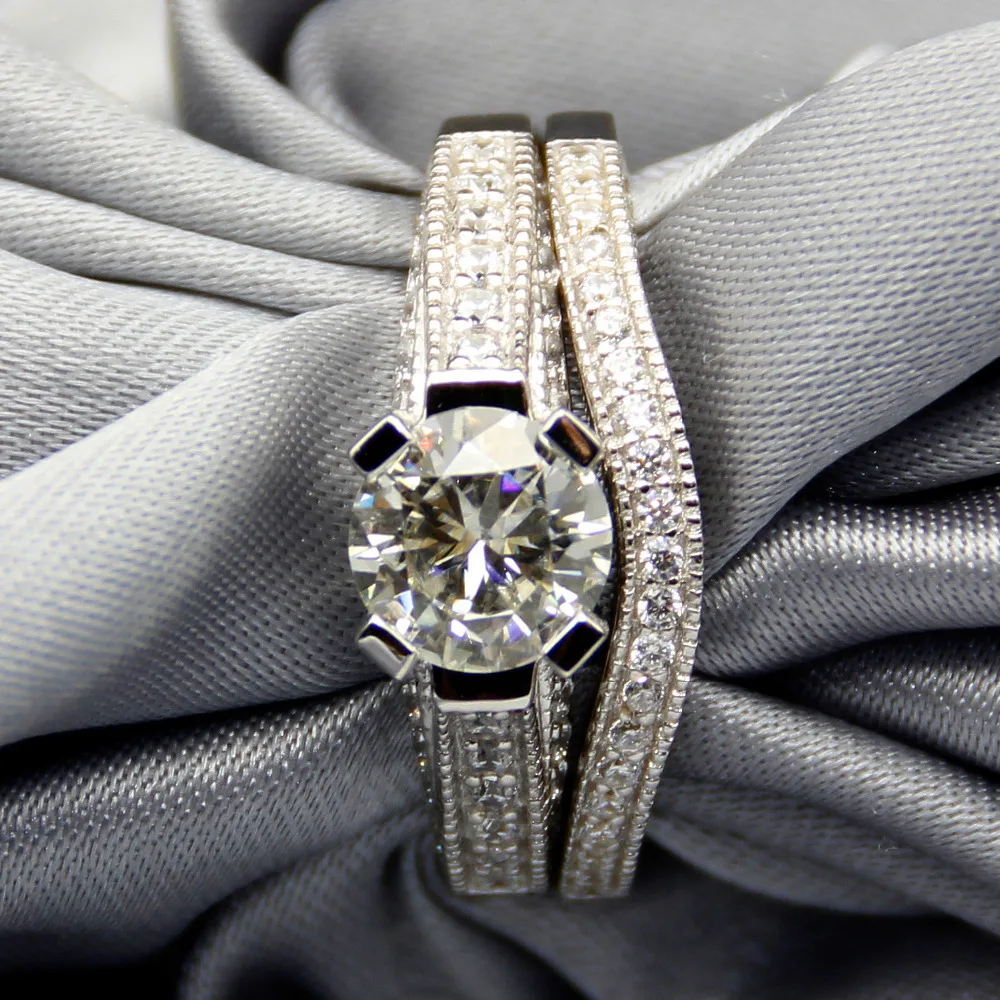 LASAMERO круглый вырез 1CT цвет GH Moissanites искусственный бриллиант проложить акценты обручальное кольцо подходящая лента Свадебный комплект