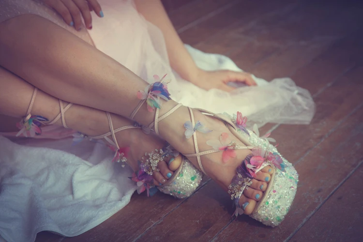 Летние шикарные блестящие Яркие босоножки на танкетке с украшением в виде бабочек и кристаллов ярких цветов женские туфли на высоком каблуке и платформе с открытым носком