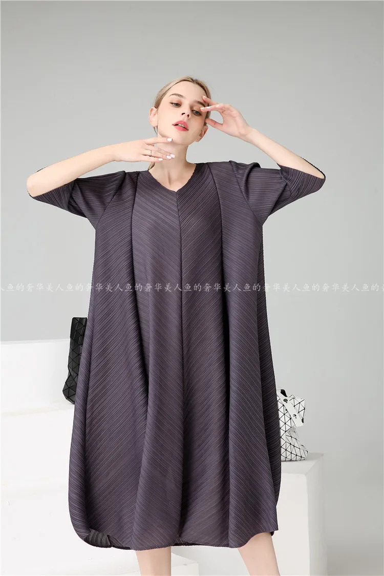 Miyake/ ; модное однотонное платье с v-образным вырезом и коротким рукавом; прямое платье доступно
