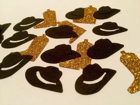 Ковбойская шляпа в ковбойском стиле ботинки блестящий стеклянный стол разброс