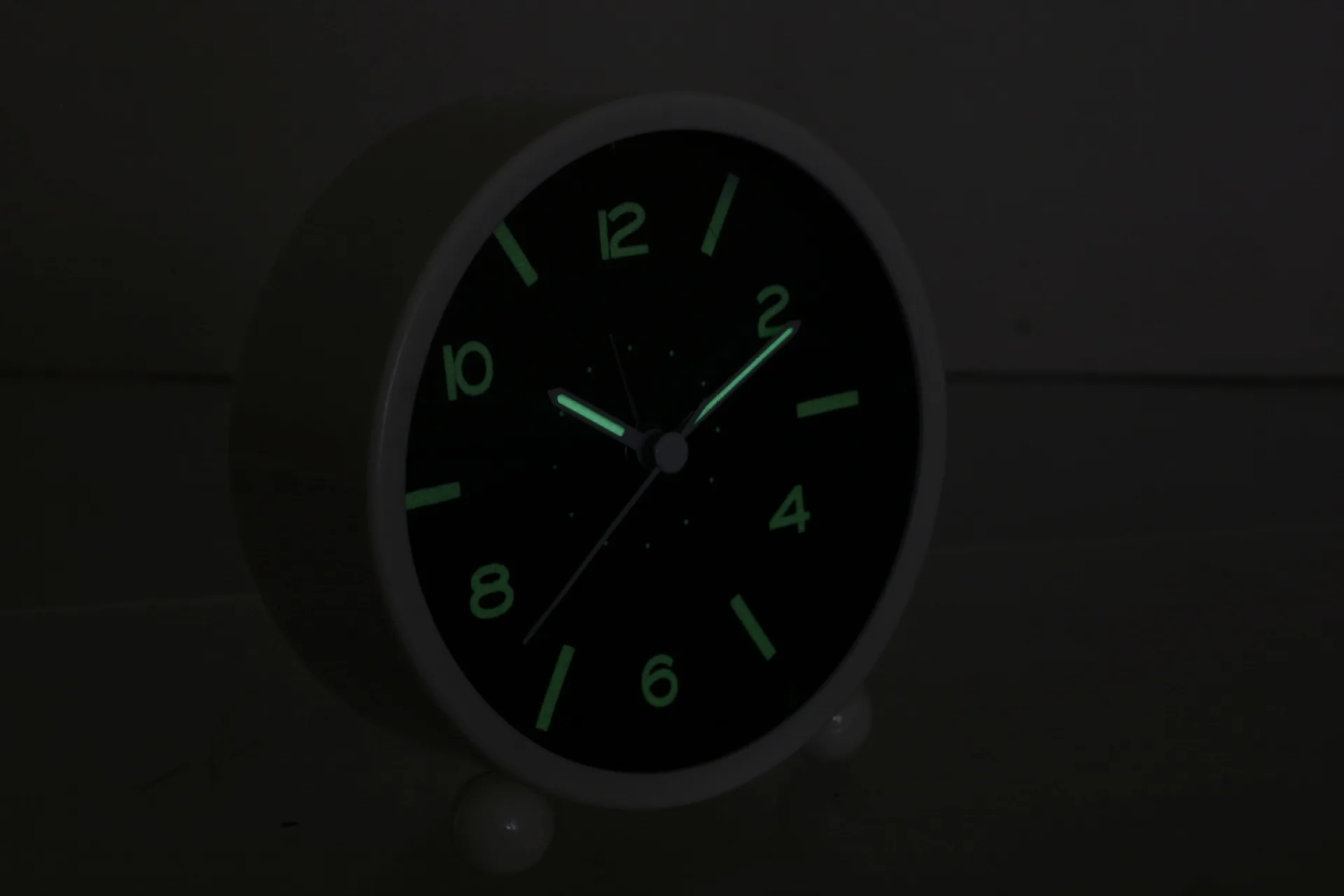 Подарок часы пластиковые студент часы световой флуоресценции тишина прикроватной тумбочке кварцевые часы-будильник Спальня часы ночник