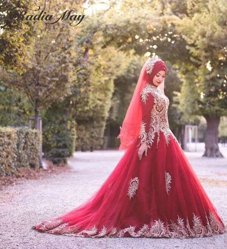 

Saudi Arabic Red Long Sleeves Muslim Wedding Dress Ball Gown High Neck Gold Lace Appliques Princess Dubai Bridal Dresses 2019