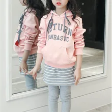 Детская одежда Новинка года; Спортивный костюм для отдыха для девочек Рубашка с длинными рукавами и капюшоном+ юбка в полоску брюки; одежда для маленьких девочек