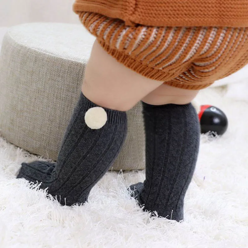 Новые Гольфы с помпонами для новорожденных девочек и мальчиков, Хлопковые вязаные детские носки для малышей, теплые нескользящие носки, От 0 до 2 лет
