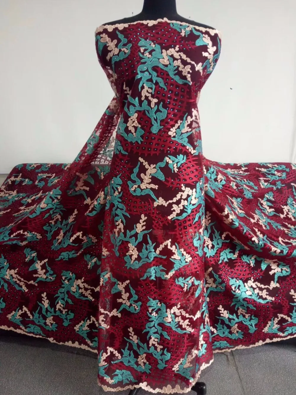 

Christmas party dress fabric, the latest Nigerian lace fabric, African lace fabric with exquisite gems and pearls
