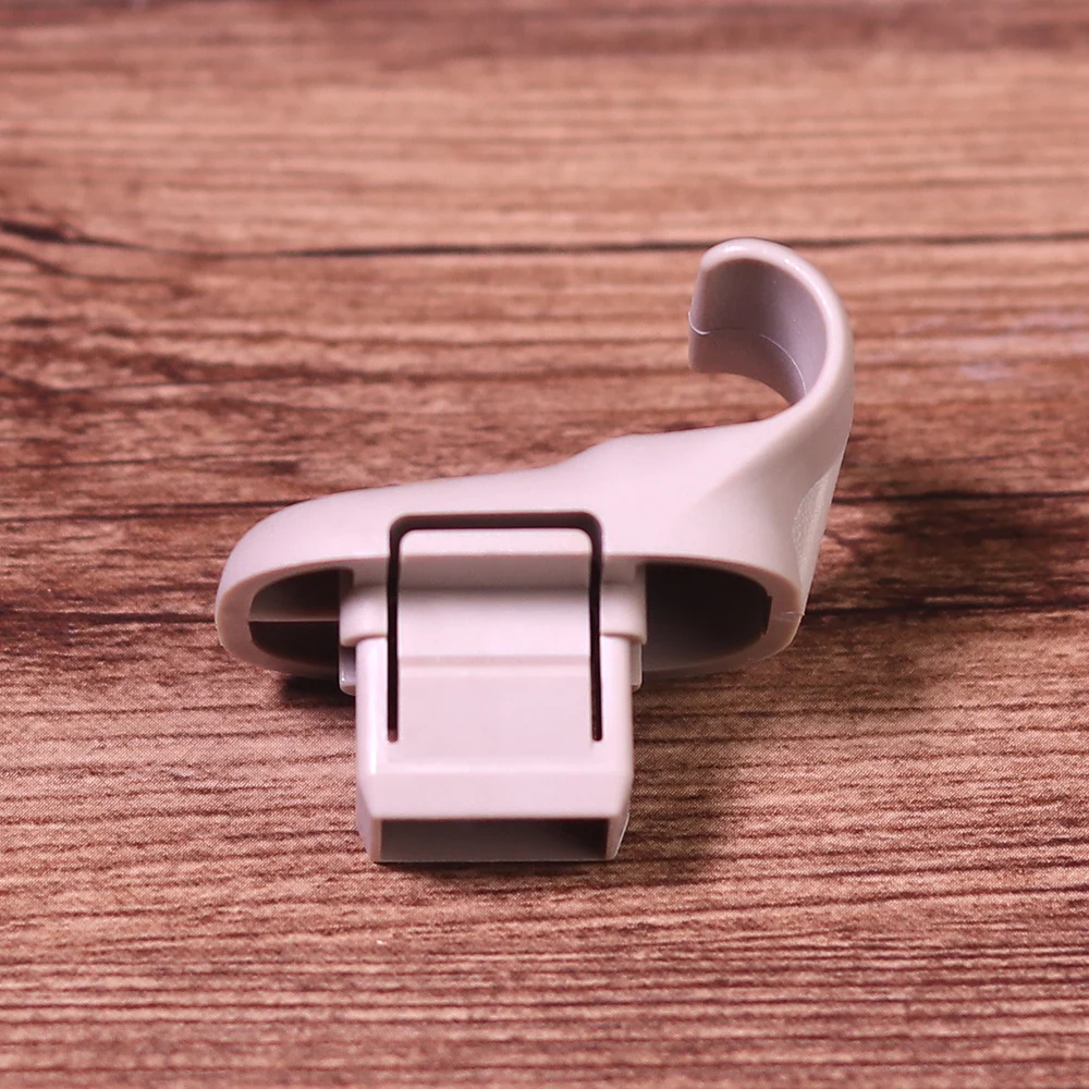 Монтажный зажим LC6269261B77 пластиковый для крепления солнцезащитного козырька