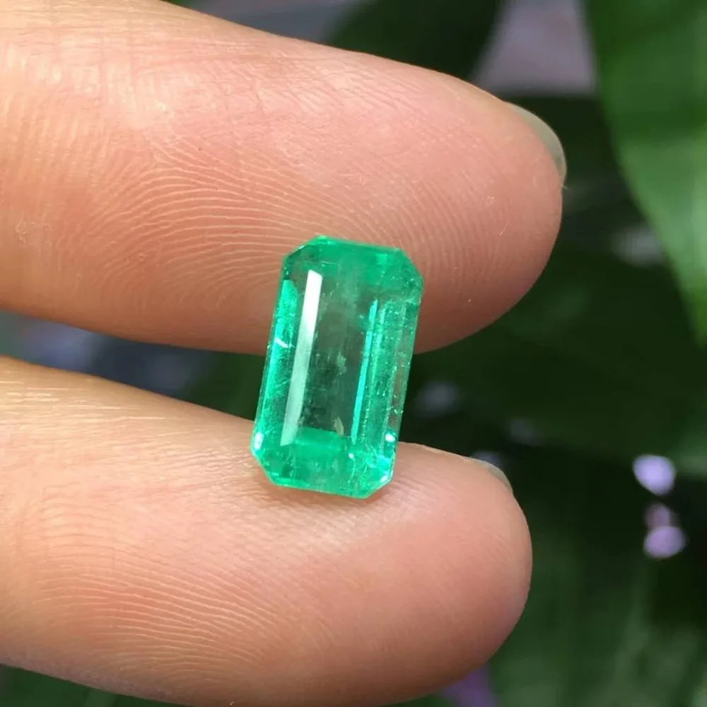 

2.98 ct Brazil natural Emerald ,crystal clean,Natural emerald Exquisite workmanship.Specifications:11*6.2mm