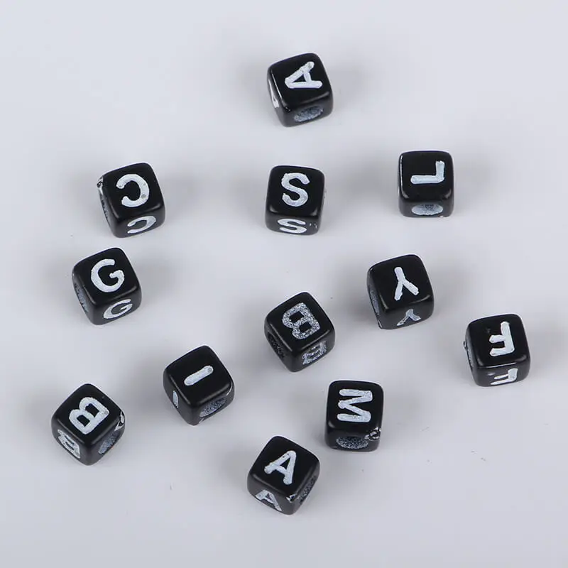 黑底白字