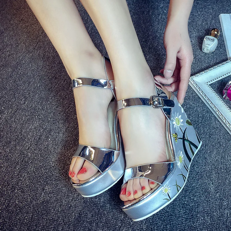 

Summer new women's shoes Europe and America Roman slope with fish mouth sandals wild flowers trend women's high heel sandals.