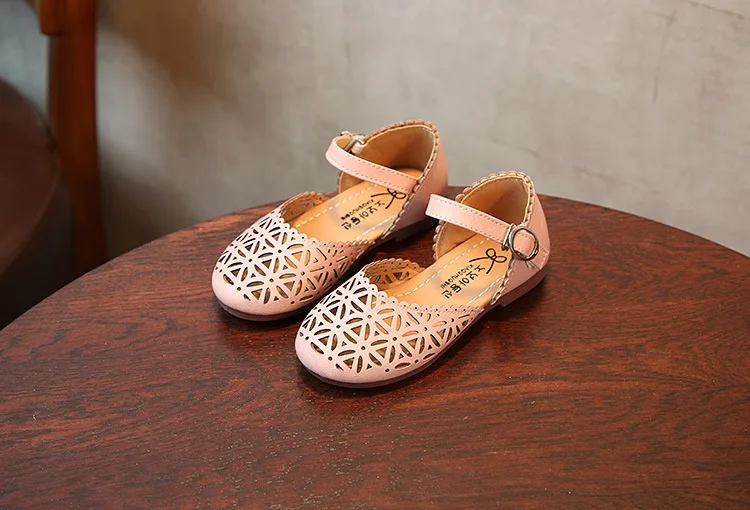 Новые дышащие маленькие кожаные Нескользящие сандалии для девочек, детская повседневная обувь принцессы, детские модные сандалии