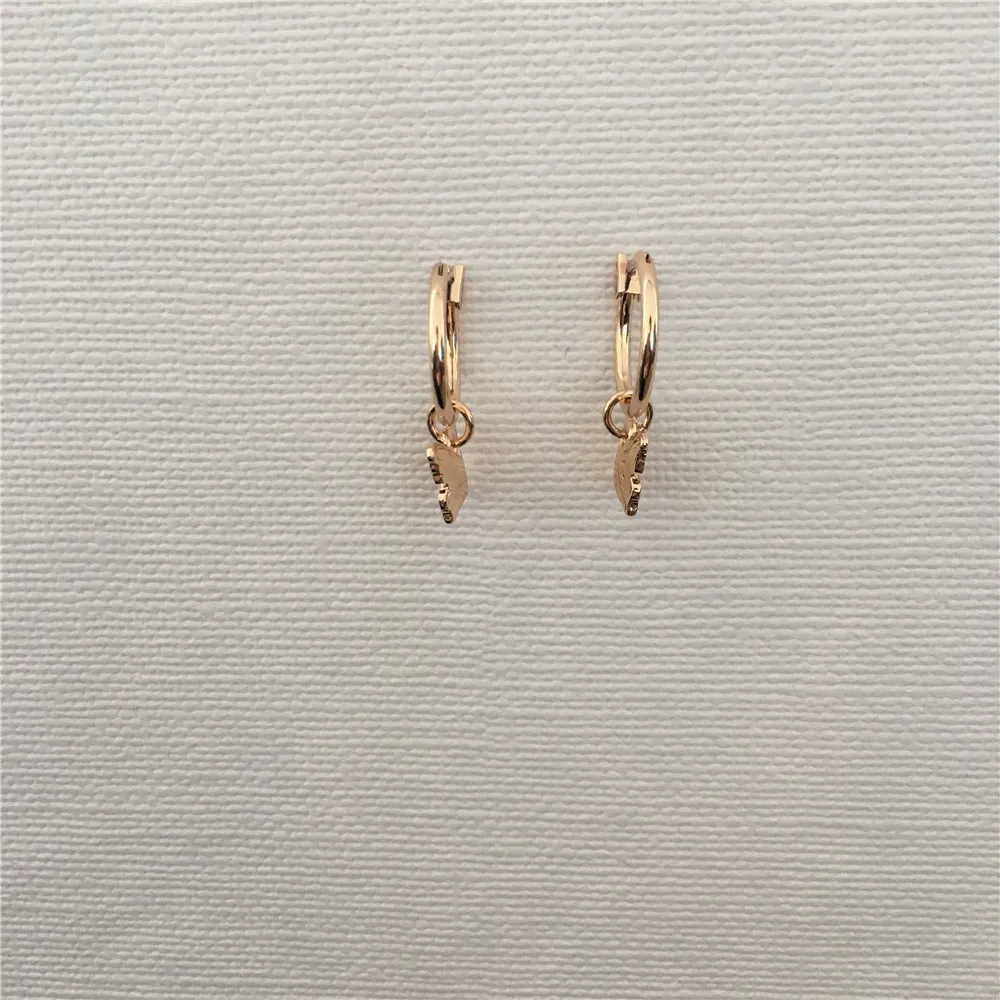 NETTE GOLD FARBE BESCHICHTUNG SCHMETTERLING CHARME KLEINE HOOP OHRRINGE FÜR FRAUEN MÄDCHEN