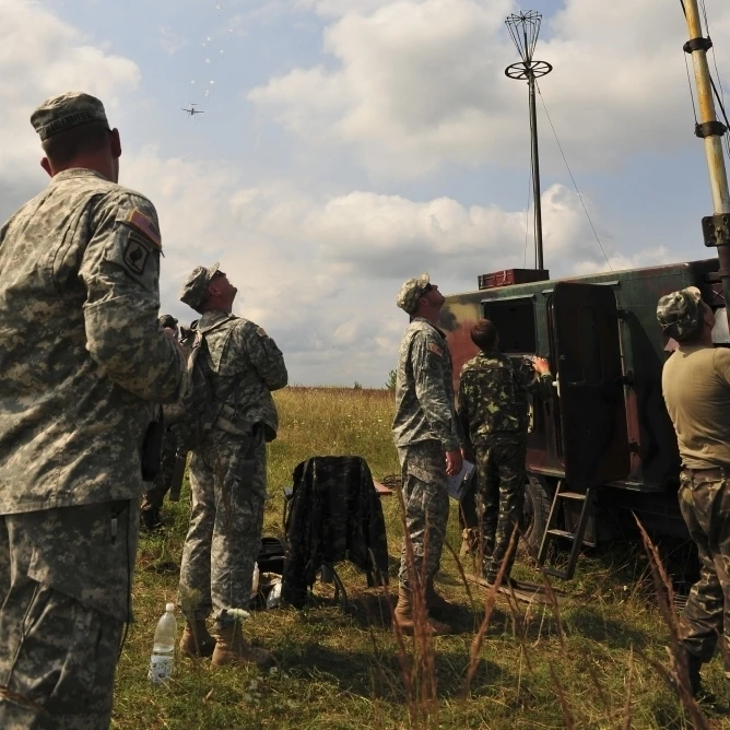 U.S. Army paratroopers train beside Ukrainian paratroopers Poster Print (22 x 33)