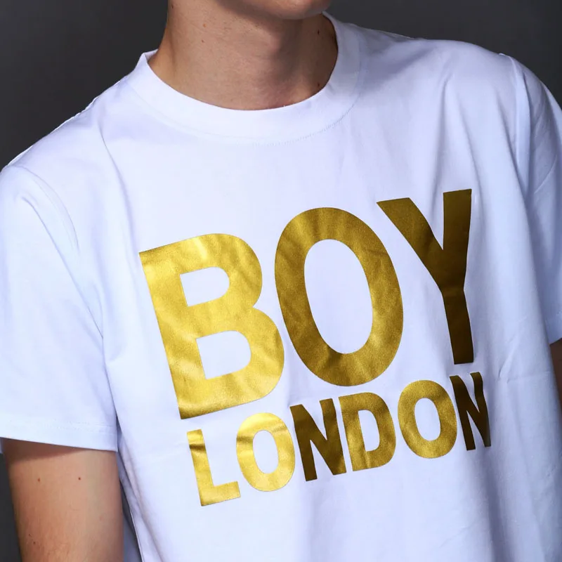 camiseta blanca con letras doradas