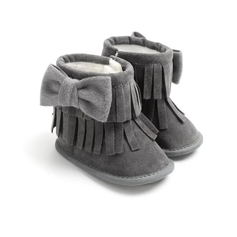 На возраст от 0 до 18 месяцев, на зиму для новорожденных сапоги ботинки для новорожденных девочек и мальчиков детские однотонные сапоги с бахромой бантом-бабочкой; женская обувь на плоской подошве сапоги на нескользящей подошве для детей