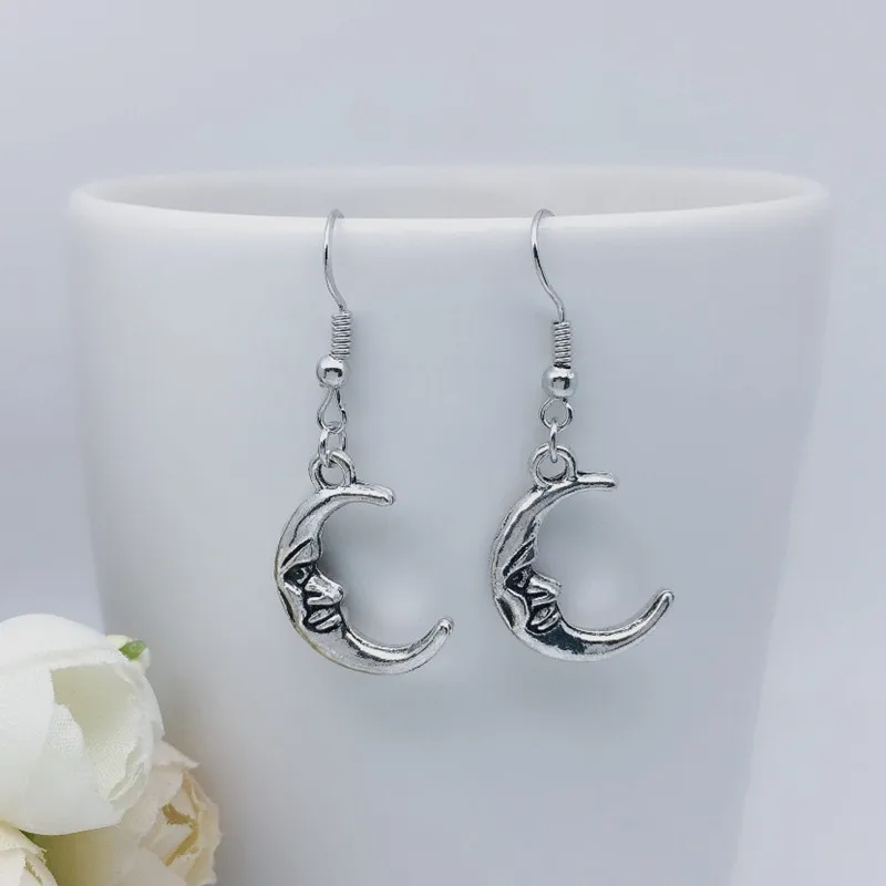 

2018 / Europe and the United States hot models moon face earrings, fashion earrings long paragraph wild earrings.