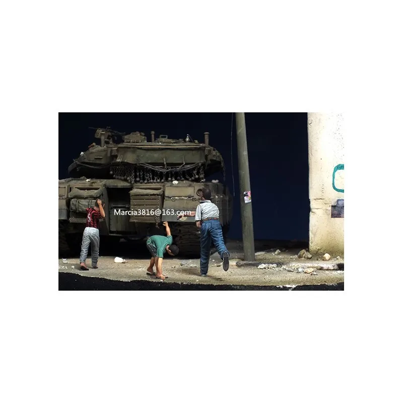 

1/35 scale WW2 civilians 3 people throwing stones WWII Resin Model Kit figure Free Shipping
