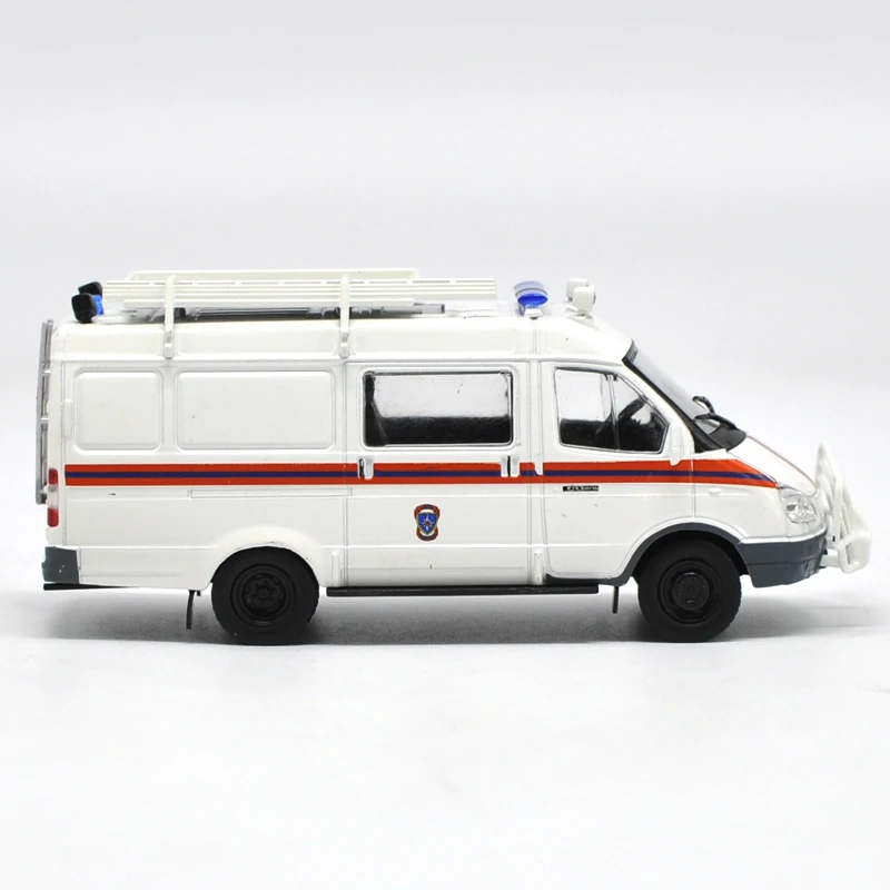 Модель в подарочной коробке масштаб 1:43 бронированный автомобиль из сплава FA3