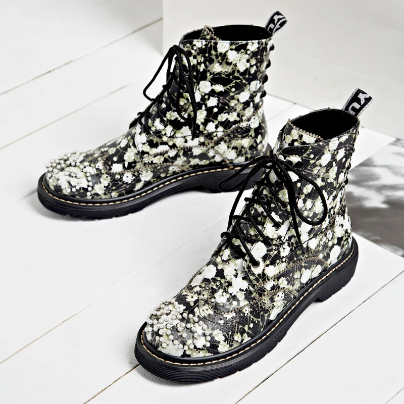 BuonoScarpe/Женская обувь; коллекция года; ботильоны в стиле панк; короткие ботинки с цветочным рисунком; botas Mujer; повседневные ботинки с круглым носком и жемчугом; обувь на шнуровке