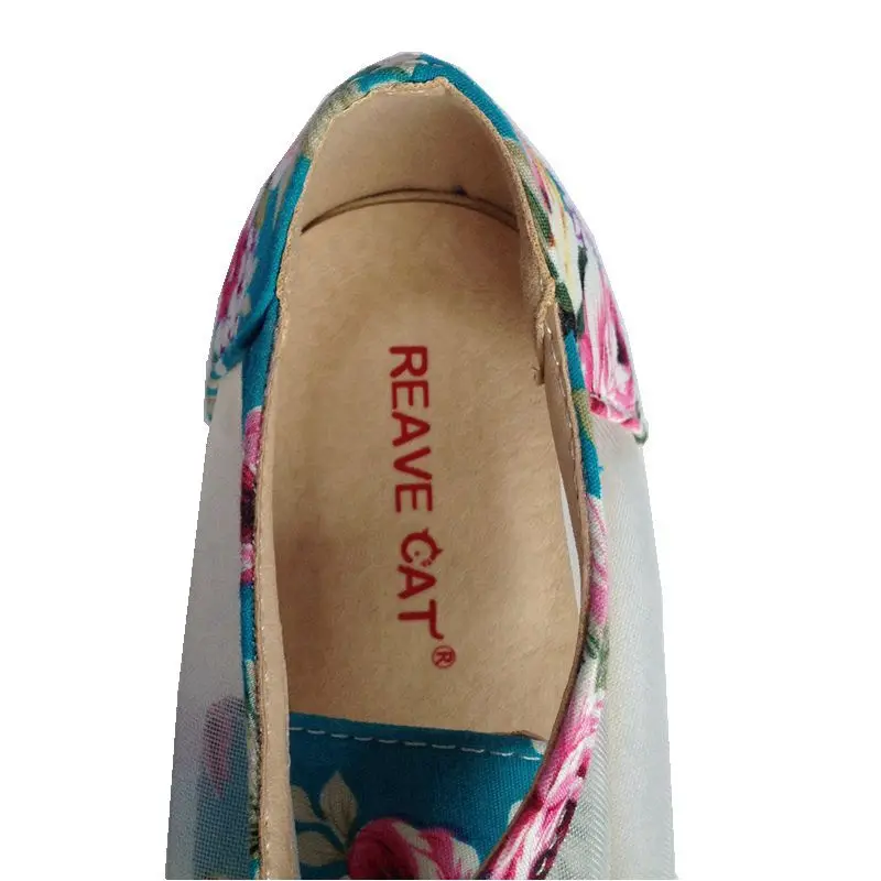 REAVE CAT/женские босоножки; пикантная Летняя женская обувь из сетчатого материала и искусственной кожи; Туфли на танкетке и платформе с цветочным принтом; сандалии с острым носком, на шнуровке; zapatos